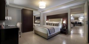 Postel nebo postele na pokoji v ubytování Fraser Suites Abuja