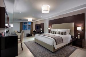 Postel nebo postele na pokoji v ubytování Fraser Suites Abuja