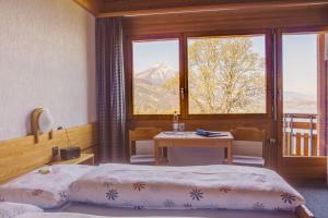 Postel nebo postele na pokoji v ubytování Hotel Meielisalp
