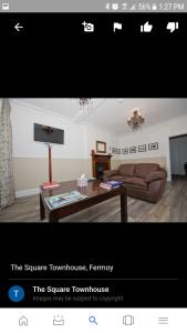 een woonkamer met een bank en een salontafel bij The Square townhouse Fermoy in Fermoy