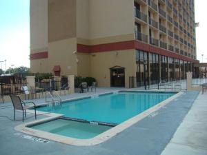 einem großen Pool vor einem Gebäude in der Unterkunft Romana Hotel - Houston Southwest in Houston