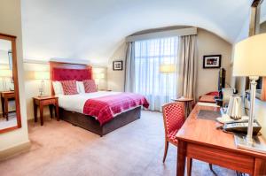 Un pat sau paturi într-o cameră la Mercure Stratford Upon Avon Shakespeare Hotel