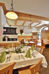 comedor con mesa y mantel blanco en Postgasthof, Hotel Rote-Wand en Bayrischzell