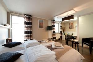 イフラヴァにあるB2B Apartmentsのベッドルーム1室(ベッド2台付)、リビングルームが備わります。