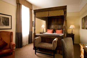 埃文河畔斯特拉特福莎士比亞美居酒店房間的床