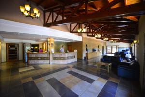 una hall con bar e divani in un edificio di Hotel Restaurant Papillon a Bella Vista Altre 37 foto