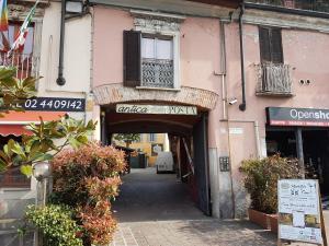 wejście do różowego budynku z drzwiami w obiekcie La Corte sul Naviglio w mieście Corsico