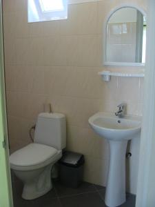 ストリルコベにあるАкварельのバスルーム(トイレ、洗面台付)