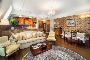 sala de estar con sofá y mesa en Villa Elena Hotel & Residences, en Yalta