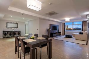 TV a/nebo společenská místnost v ubytování Fraser Suites Abuja