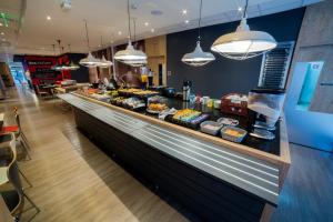 a buffet line with many different types of food at ibis Arapiraca in Arapiraca