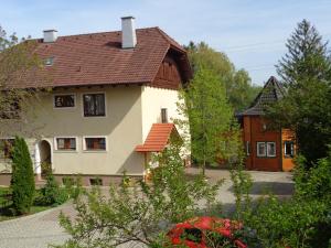 a white house with a brown roof at Apartments Himmelreich in Ternitz