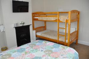 Uma ou mais camas em beliche em um quarto em Walcot House