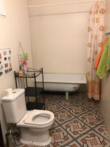 y baño con aseo y bañera. en Apartment on Mira 34-a, en Mytishchi