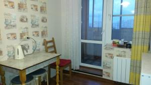 Habitación con mesa y ventana en Apartment on Mira 34-a, en Mytishchi