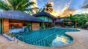 una villa con piscina di fronte a una casa di Terra Boa Hotel Boutique a Itacaré