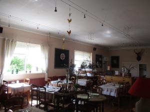 Auberge "AU BON ACCUEIL" tesisinde bir restoran veya yemek mekanı