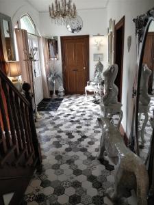 Habitación con pasillo y lámpara de araña. en Abbey House en Llandudno