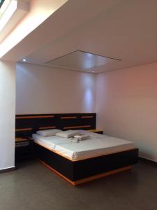 1 dormitorio con 1 cama con espejo encima en Elegance Motel, en São Paulo