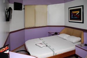 Habitación pequeña con cama en habitación en Elegance Motel, en São Paulo