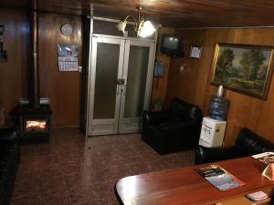 Habitación con sala de estar con chimenea. en Hotel Kolping San Ambrosio, en Linares