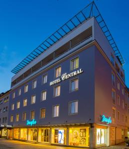 ein Hotel mit einem Hotelschild an der Seite eines Gebäudes in der Unterkunft Hotel Central in Bregenz