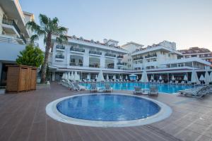 Bazén v ubytování Side Aquamarin Resort & Spa nebo v jeho okolí