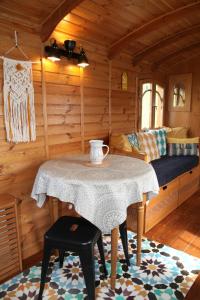 Zimmer mit einem Tisch und einem Bett in einer Hütte in der Unterkunft Roulottes Montagne Pyrenees in Luz-Saint-Sauveur