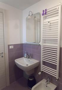 A bathroom at Between Termini & Colosseo