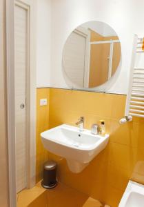 A bathroom at Between Termini & Colosseo