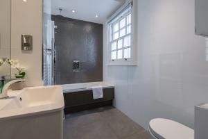 Et badeværelse på Mayfair private Apartments