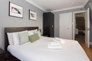 Posteľ alebo postele v izbe v ubytovaní Mayfair private Apartments