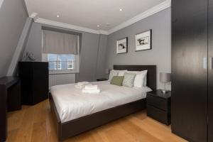 Ein Bett oder Betten in einem Zimmer der Unterkunft Mayfair private Apartments