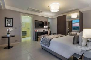 Postel nebo postele na pokoji v ubytování Fraser Suites Abuja