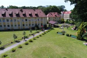 科沃布熱格的住宿－OW伯斯澤樂II賓館，享有公园空中景观和建筑
