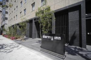大阪多美迎大阪谷町酒店的建筑物前人行道上的标志