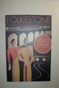 ein Buch mit einem Poster aus zwei Schaufensterpuppen in der Unterkunft 10to12 Folkestone in Folkestone