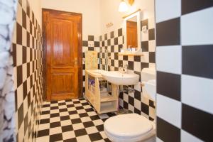 Kúpeľňa v ubytovaní Antique beautiful apartment in center with terrace & sea view + 23 fotografií