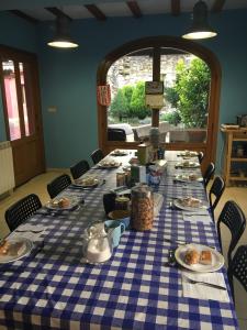 una mesa de cuadros azul y blanco con comida. en Baketxe Baserria, en Ziortza-Bolibar