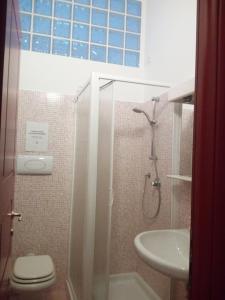 ein Bad mit einer Dusche, einem WC und einem Waschbecken in der Unterkunft B&B delle Arti in Crema