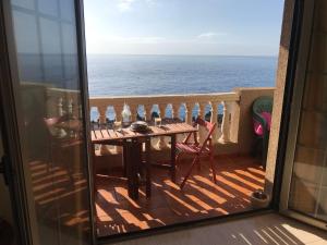 balkon ze stołem i kieliszkami do wina w obiekcie el chari w mieście Poris de Abona