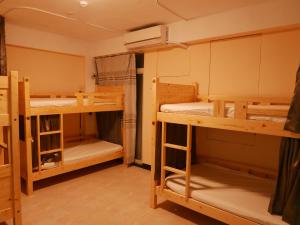 Ein Bett oder Betten in einem Zimmer der Unterkunft 市區背包客棧-有套房及包棟