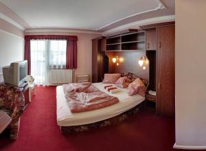 Postel nebo postele na pokoji v ubytování Hegyi Villa