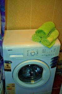 SalavatにあるКомфортの洗濯機(緑のタオル付)