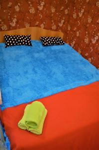 SalavatにあるКомфортの青と赤のベッド