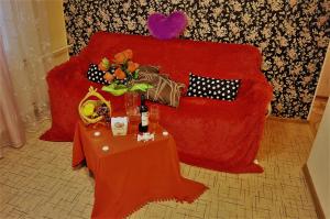 SalavatにあるКомфортの赤いソファ(前にテーブル付)