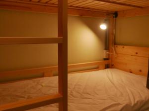 Ein Bett oder Betten in einem Zimmer der Unterkunft 市區背包客棧-有套房及包棟