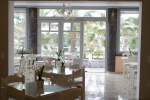 Restoran atau tempat lain untuk makan di Castro Hotel