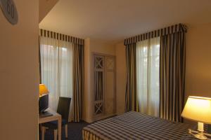 Postel nebo postele na pokoji v ubytování Hotel Arnolfo & Aqua Laetitia Spa & Beauty