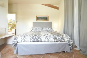 a bedroom with a large bed in a room at Locanda La Bottega del Parco in Pisa